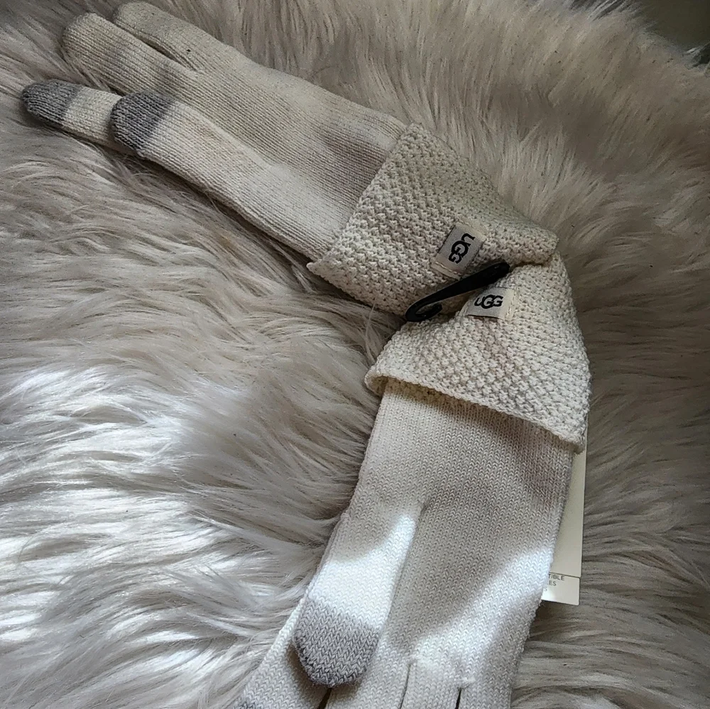 Ugg - Ivory Bow Wool Blend Tech Glove- new
